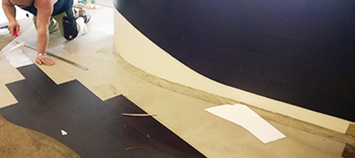 Het leggen van de lederen tegels